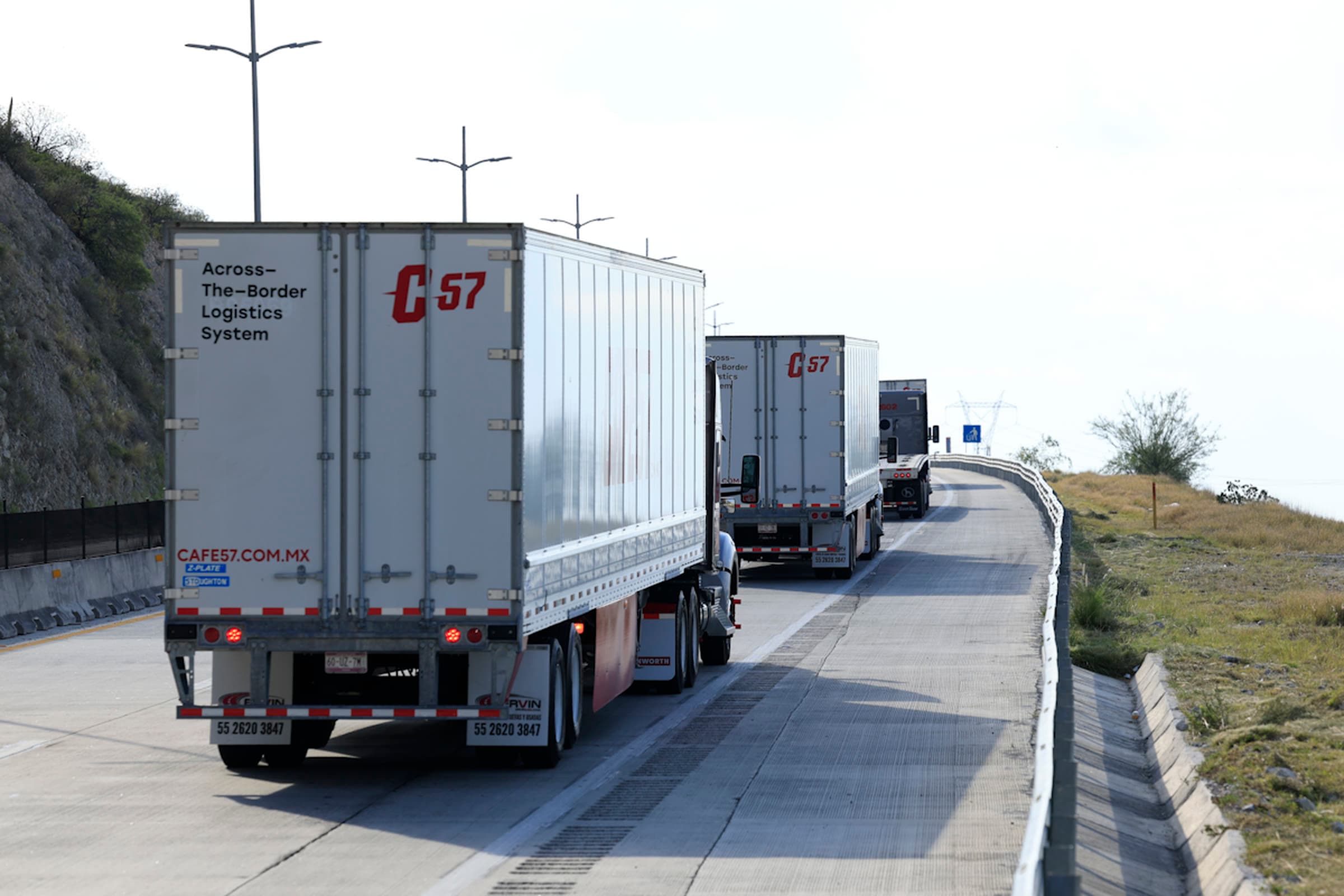 Tres cajas secas CAFE57 circulando en convoy sobre carretera de concreto en el norte de México